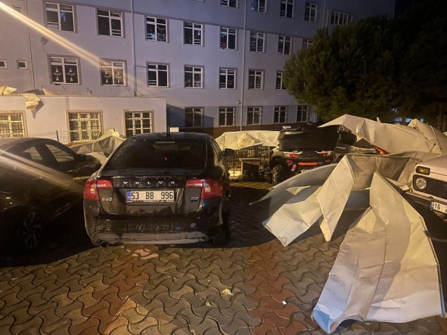 Bursa'da fırtına okul çatısını uçurdu!