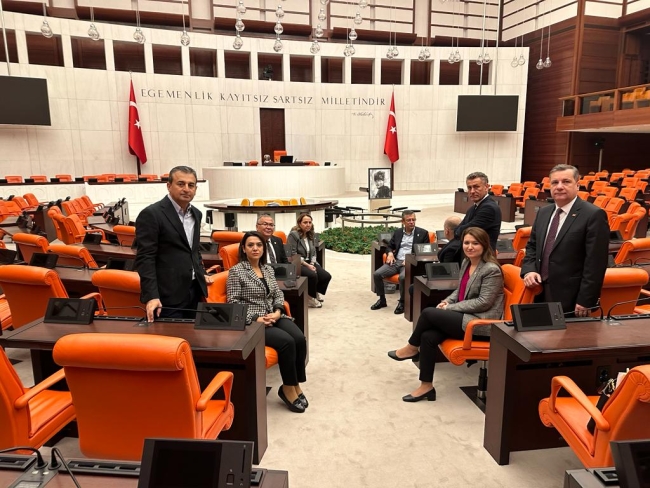 CHP Genel Başkanı Özgür Özel, Adalet Nöbeti'ni ziyaret etti