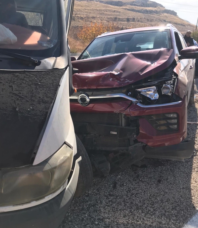 Otomobil ile minibüs çarpıştı: 5 yaralı