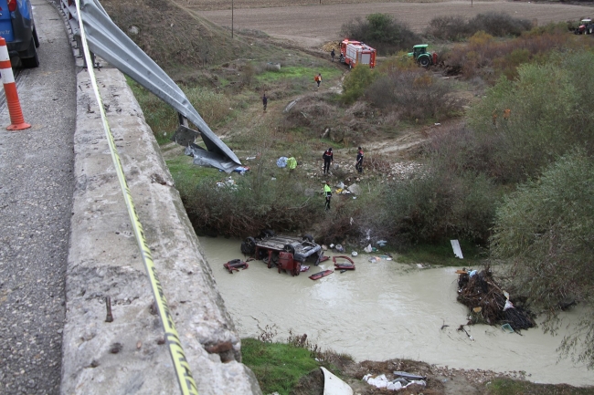 Gediz Nehri'ne uçan araçta 3 kişi hayatını kaybetti