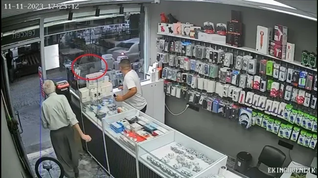 Seyir halindeki otomobilin üzerine keçi düştü
