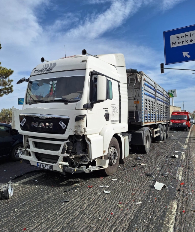 Kamyonun çarptığı otomobil ters döndü: 5 yaralı
