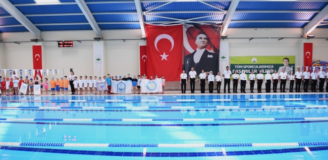 Minik yüzücüler kulaçlarını Atatürk’ü anmak için attı