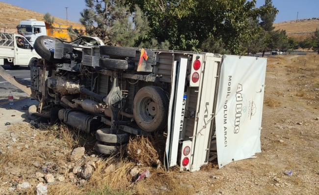 Otomobille kamyonet çarpıştı: 5 yaralı