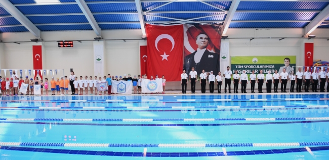 Minik yüzücüler kulaçlarını Atatürk’ü anmak için attı