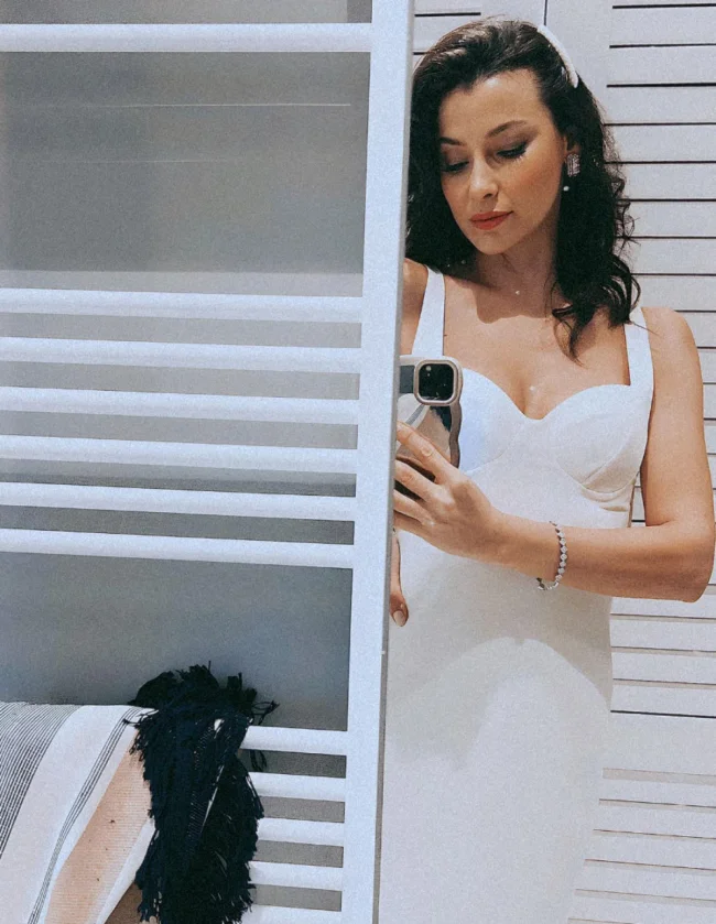 Beyaz elbisesiyle takipçilerini büyüledi