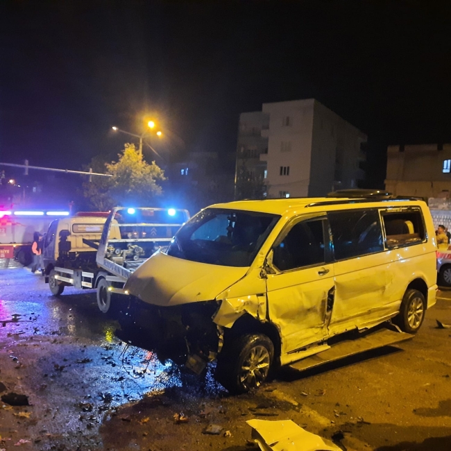 İki araç kafa kafaya çarpıştı! 2'si ağır 6 kişi yaralı