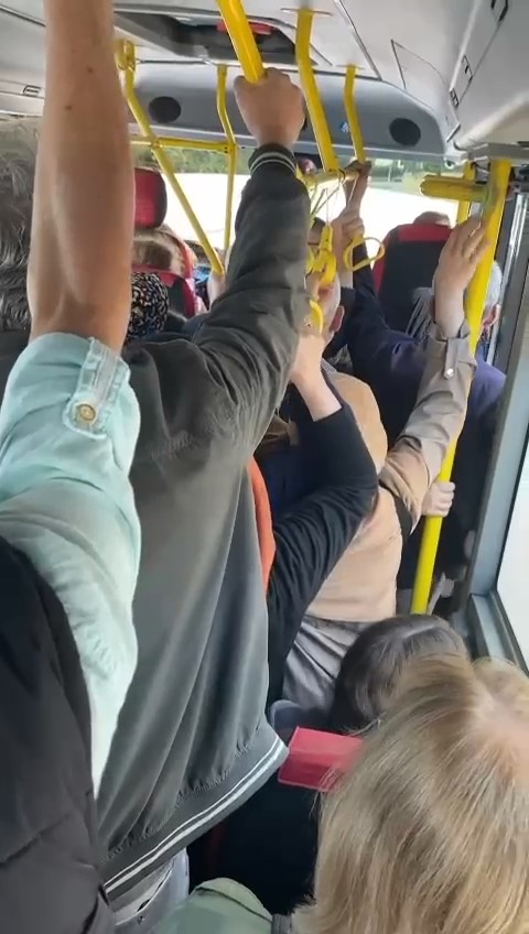 Yolcu isyan etti, şoför hareket etmedi