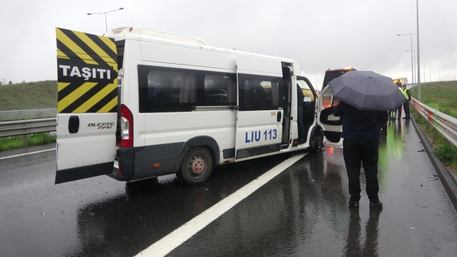 İşçi servisi ile ticari taksi çarpıştı: 13 yaralı