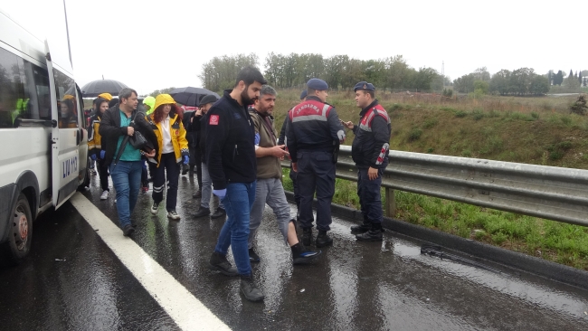 İşçi servisi ile ticari taksi çarpıştı: 13 yaralı
