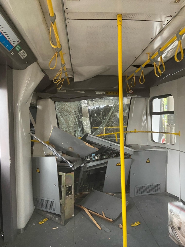 İzmir'de metro raydan çıkarak duvara çarptı!