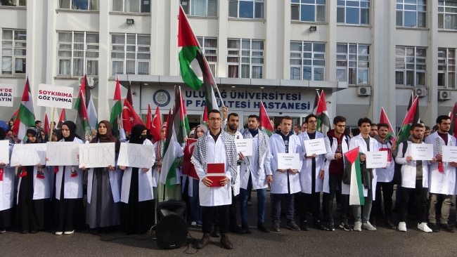 Doktorlar ve tıp öğrencileri Gazze’deki hastane katliamına isyan etti