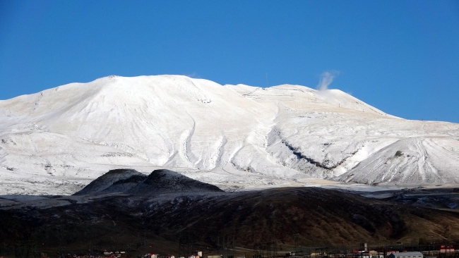Nemrut Krater Gölü beyaza büründü