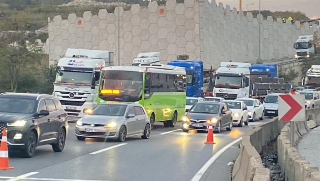 D-100'de seyir halindeki Tır'ın üzerinden konteyner düştü