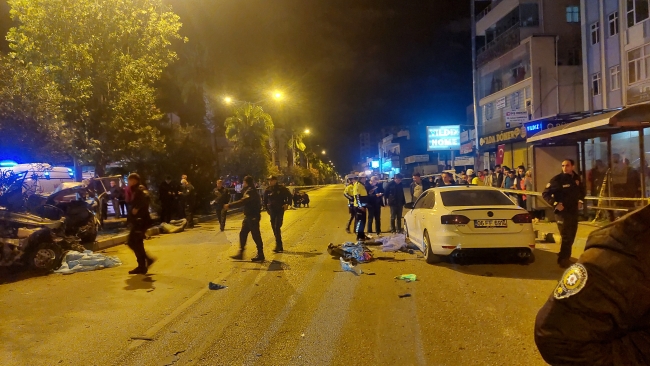 Ağaca çarpan otomobil ikiye bölündü: 3 ölü, 2 yaralı