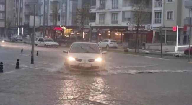 Kısa süreli yağış su baskınlarına sebep oldu