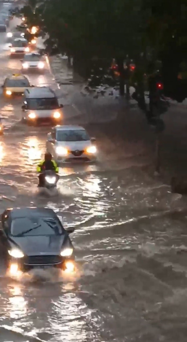 İzmir'de caddeler göle döndü