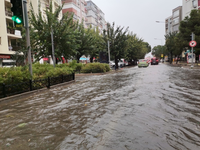 İzmir'de caddeler göle döndü