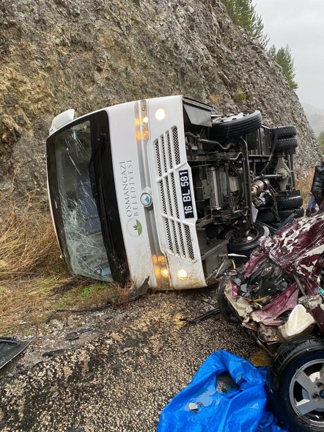 Bursa'da taziye otobüsü otomobille çarpıştı: 1 ölü, 5 yaralı