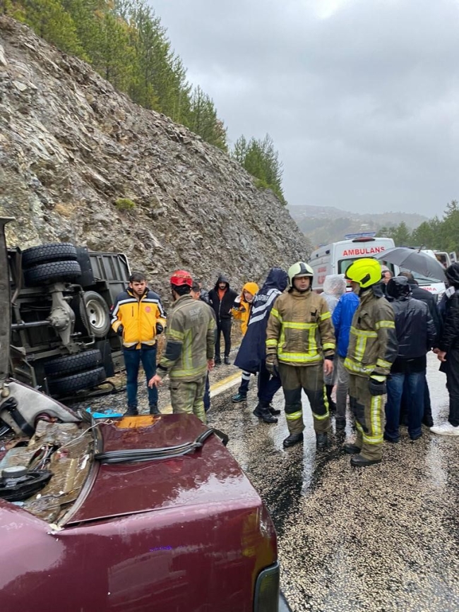 Bursa'da taziye otobüsü otomobille çarpıştı: 1 ölü, 5 yaralı