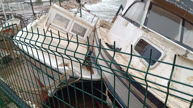 Gemlik'te sağanak ve fırtına tekneleri karaya vurdu