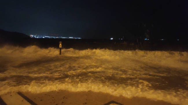 Gemlik'te sağanak ve fırtına tekneleri karaya vurdu