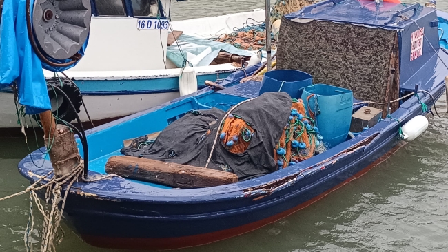 Gemlik'te sağanak ve fırtına tekneleri karaya vurdu