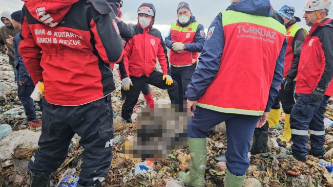 Belediye işçisi çöp yığını altında kaldı!