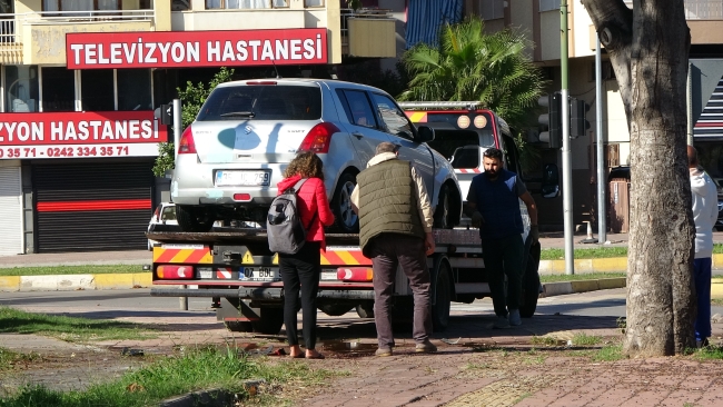 Otomobil suya düştü, vatandaşlar devreye girdi
