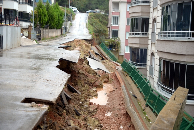 Bursa'da sağanak sonrası yol çöktü! 4 araç pert oldu