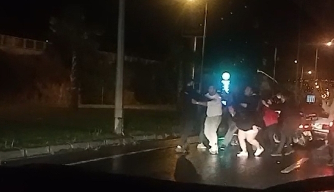 Kaza sonrası yumruklar havada uçuştu
