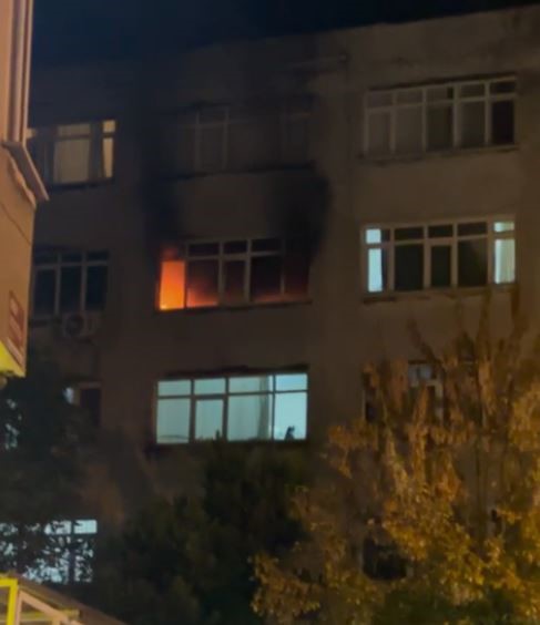 İstanbul'da 5 katlı binada korkutan yangın