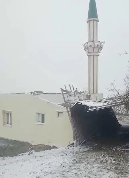 Çankırı'da rüzgara dayanamayan caminin çatısı uçtu