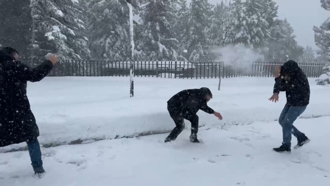 Sıcaklık eksi 9 derece ölçüldü! Uludağ'da kar kalınlığı 64 santimetreye ulaştı