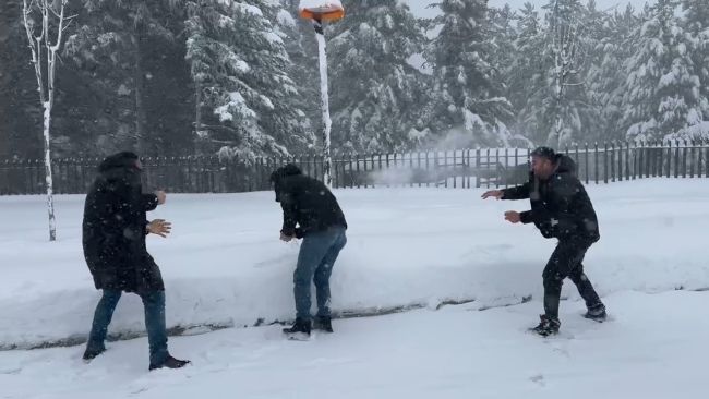 Sıcaklık eksi 9 derece ölçüldü! Uludağ'da kar kalınlığı 64 santimetreye ulaştı