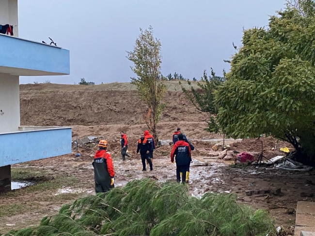 Sel felaketi: Aynı aileden 3'ü çocuk 4 kişi öldü