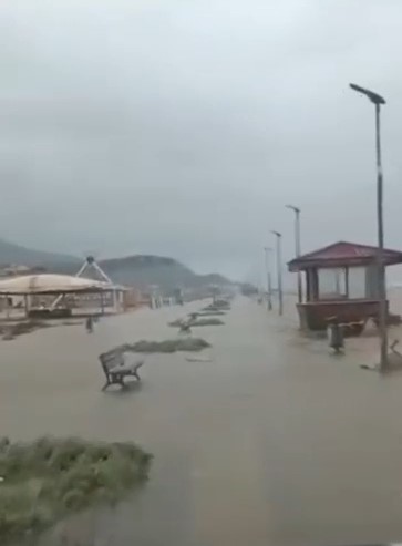Bursa'da deniz karayla birleşti! Yollar göle döndü