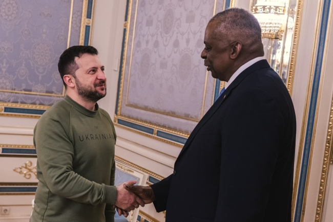 ABD Savunma Bakanı Austin’den Kiev’e sürpriz ziyaret