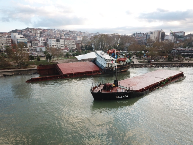 Fırtınada ikiye bölünen gemi havadan görüntülendi