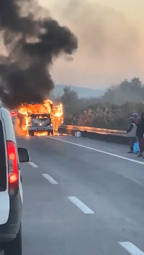 Bursa'da işçi dolu servis minibüsü alev topuna döndü!