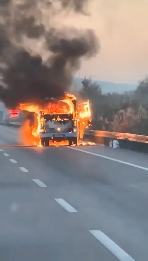 Bursa'da işçi dolu servis minibüsü alev topuna döndü!