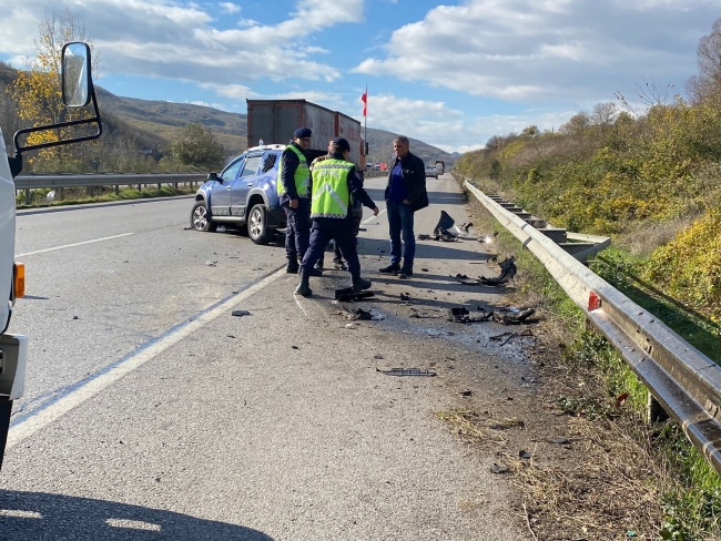 Lastiği patlayan otomobil bariyerlere çarptı