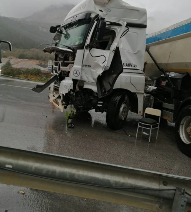 Bursa'da yolcu otobüsü şerit değiştiren kamyona çarptı