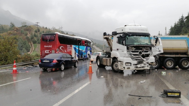 Bursa'da yolcu otobüsü şerit değiştiren kamyona çarptı