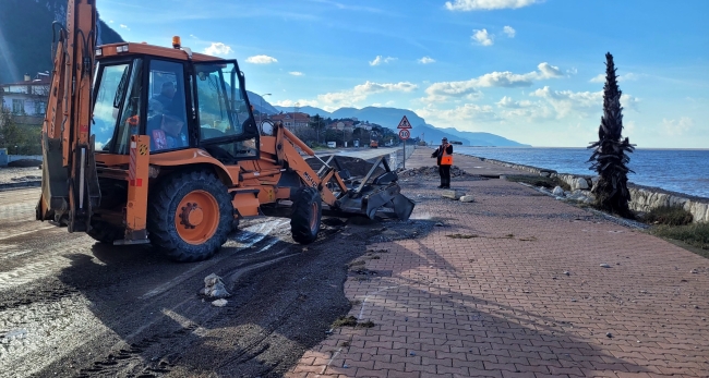 Dev dalgalar sebebiyle çöken yolda onarım çalışması başlatıldı