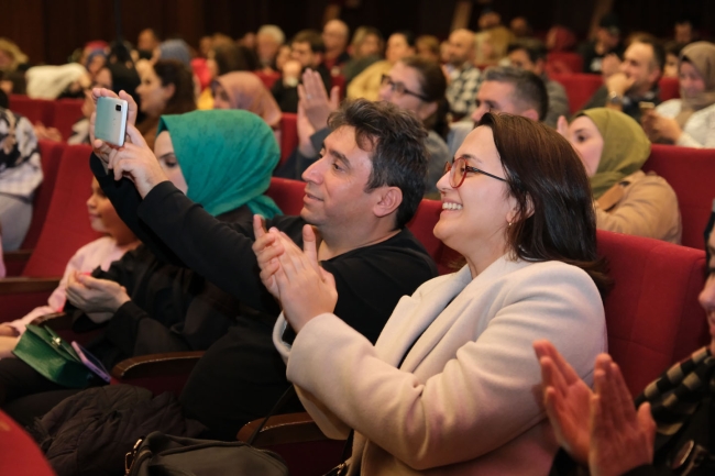 Bursa'da öğretmenler, hünerlerini sahnede sergiledi