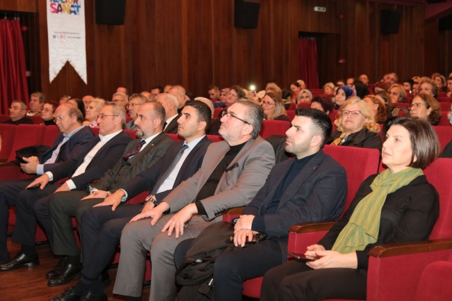Bursa'da öğretmenler, hünerlerini sahnede sergiledi