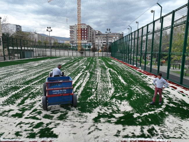 Bursa'da futbol sahaları yenileniyor