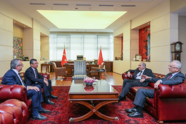 Özgür Özel, partisinin eski genel başkanları ile görüştü