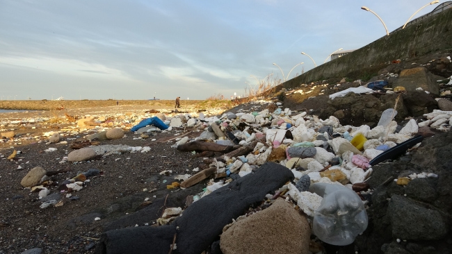 Dalgalar denize atılan çöpleri gün yüzüne çıkarttı